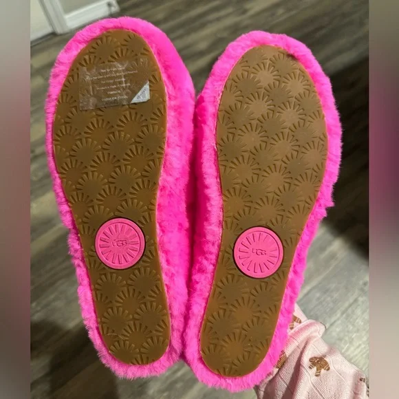 Hot Pink UGG slippers size 9 - Picture 3 of 3